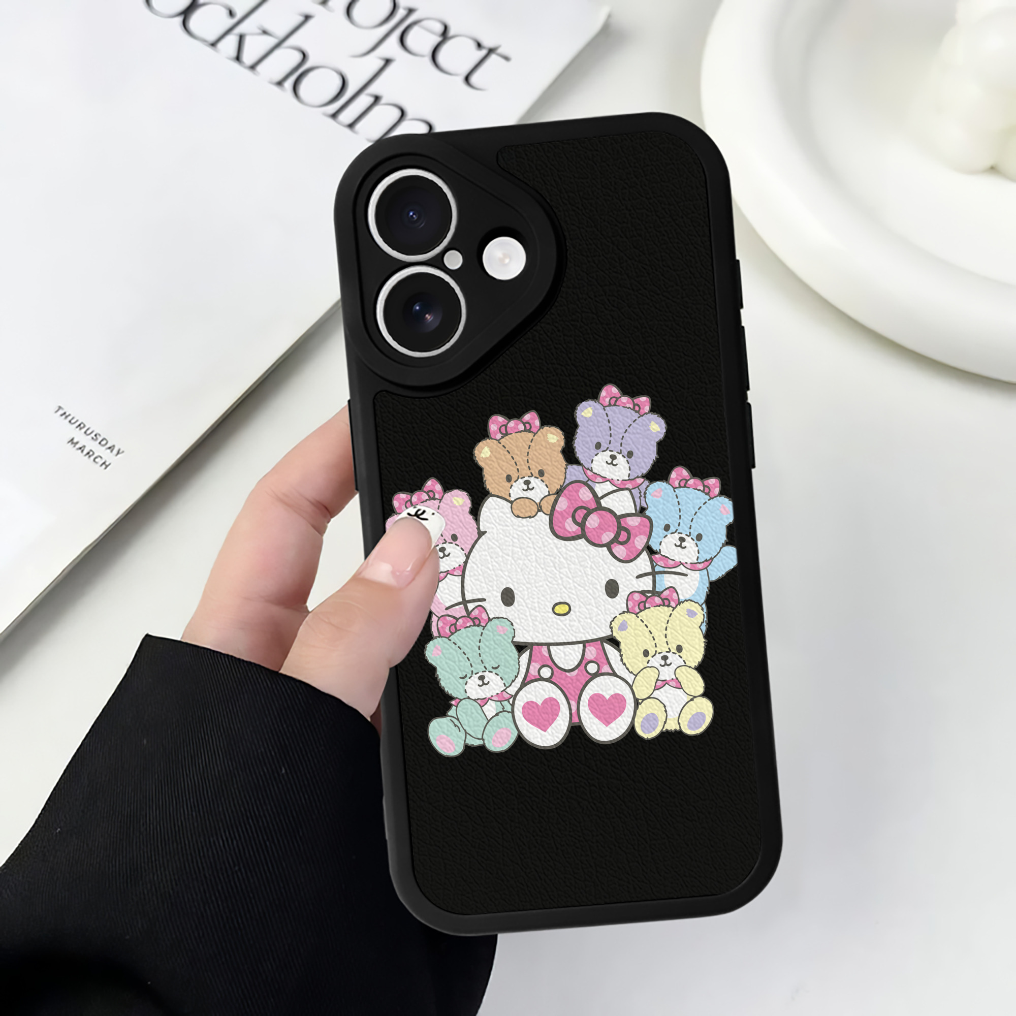 （画像用） Hello Kitty ハローキティ 【iPhone 16シリーズ対応】シリコンスマホケース（レザー調） 材質：シリコン
